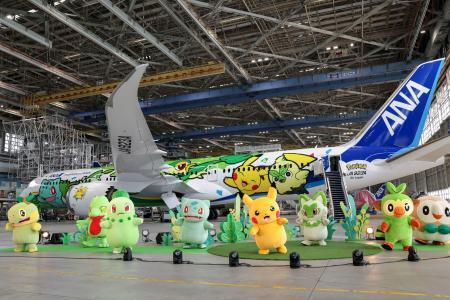 　お披露目された全日空のポケモン特別機＝１８日午後、羽田空港