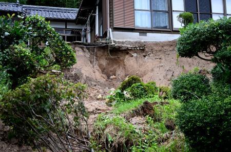 　９０代の女性が巻き込まれた宮崎県日南市の土砂崩れ現場＝１９日午後３時６分