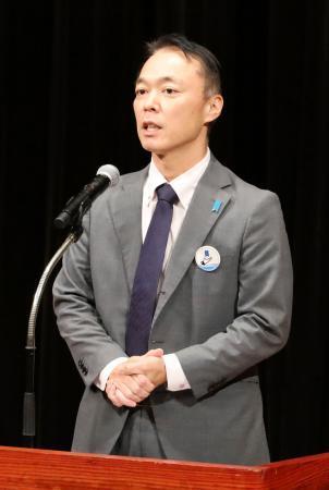 　講演する田口八重子さんの長男飯塚耕一郎さん＝１９日午後、さいたま市