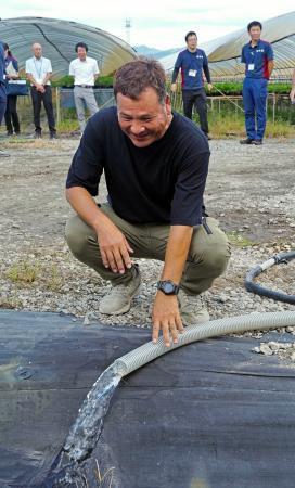 　通水を確認するイチゴ農家でＪＡやつしろの稲田浩夫部長＝２０日午前、熊本県氷川町