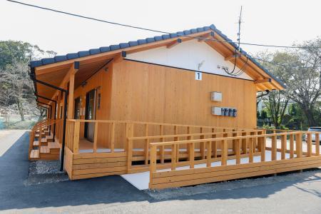 　熊本県宇城市に完成し入居が始まった木造仮設住宅＝２３日午前