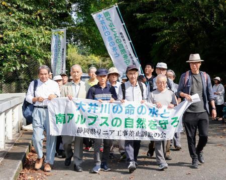 　口頭弁論のため静岡地裁に向かう原告ら＝２５日午後、静岡市