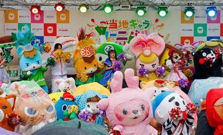 　イベントの特設ステージで踊るご当地キャラ＝２６日午前、群馬県庁前