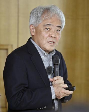 　「比治山ホール」で講演する神奈川大の松隈洋教授＝２６日午後、広島市