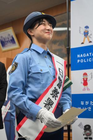 　神戸・長田署の一日署長に就任した元フィギュアスケート選手の坂本花織さん＝２８日午前、神戸市長田区