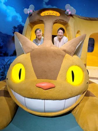 　ジブリパークの「ネコバス」の展示に乗って笑顔を見せられる天皇、皇后両陛下＝２０日、愛知県長久手市（宮内庁侍従職提供）