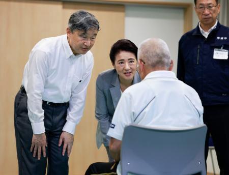 　熊本地震の被災者と懇談される天皇、皇后両陛下＝３０日午後、熊本県宇城市