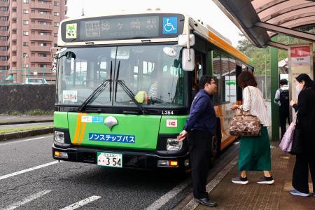 　ＪＲ内房線の長浦駅から姉ケ崎駅行きの代行輸送バスに乗り込む乗客＝１日午前、千葉県袖ケ浦市