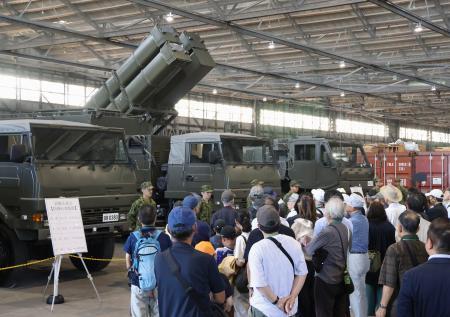 　陸自健軍駐屯地で公開された「２５式地対艦誘導弾」の装備品展示＝３日午前、熊本市