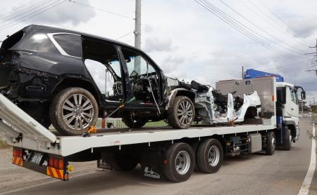 　「ヤード」から押収される盗難車＝４日午前、茨城県古河市