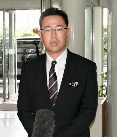 　記者団の取材に応じる沖縄県の古謝玄太知事＝５日午前、沖縄県庁