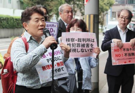 　大阪地裁前で性被害によるＰＴＳＤの致傷罪適用を訴える代理人の田中嘉寿子弁護士（左端）ら＝５日午後
