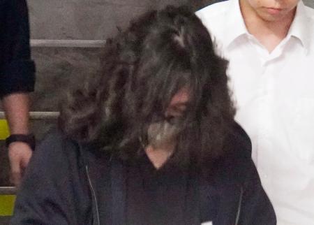 　警視庁練馬署を出る三浦拓也容疑者＝５日夜