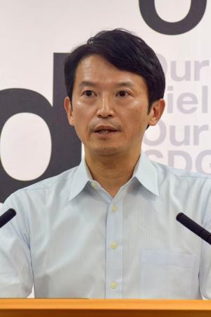 　記者会見する兵庫県の斎藤元彦知事＝７日午後、兵庫県庁