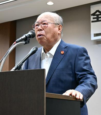 　被団協の全国都道府県代表者会議であいさつする田中重光代表委員＝８日午前、東京都千代田区