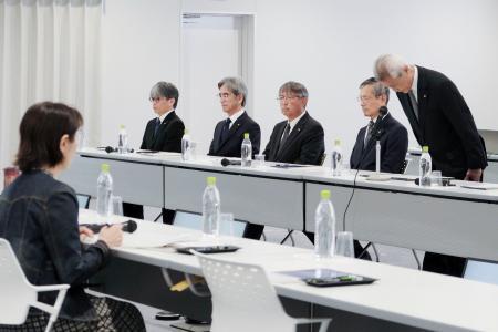 　笹子トンネル天井板崩落事故の遺族説明会で、遺族に頭を下げる中日本高速道路の縄田社長（右端）＝８日午後、東京都八王子市