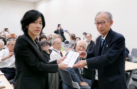 　厚労省担当者に要請書を提出する被団協の浜住治郎事務局長（右）＝９日午前、国会