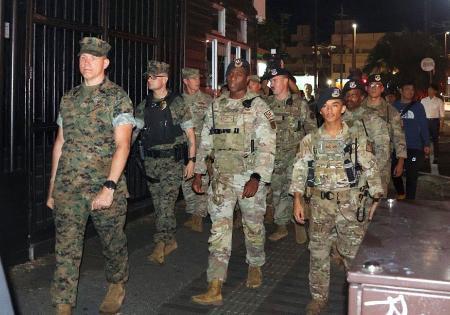 　合同パトロールで繁華街を巡回する米憲兵ら＝９日深夜、沖縄県沖縄市