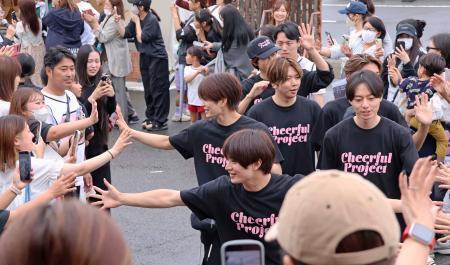 　熊本県氷川町の避難所がある中学校を訪れ、住民らと交流する男性アイドルグループのメンバー＝１０日午後