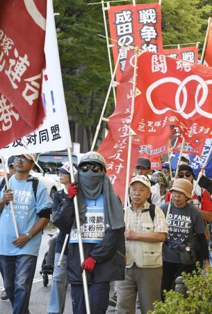 　三里塚・芝山連合空港反対同盟北原派の集会後、デモ行進する人たち＝１１日午後、千葉県成田市