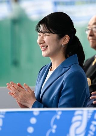 　国民スポーツ大会の軟式野球の試合を観戦される愛子さま＝１２日午後、青森県六戸町