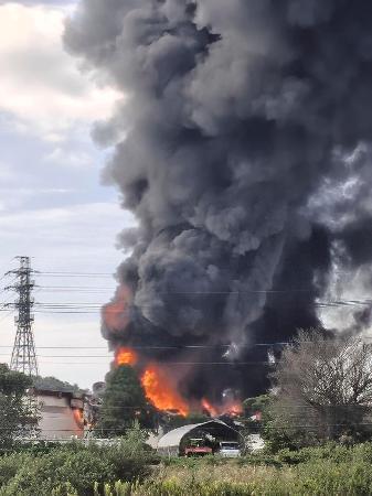 　吉野工業所小川第二工場の火災＝１２日午後、栃木県那珂川町（下野新聞社提供）