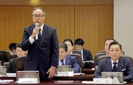 　石川県小松市議会で騒音区域の見直し案について説明する近畿中部防衛局の五味賢至局長。右は宮橋勝栄市長＝１３日午前