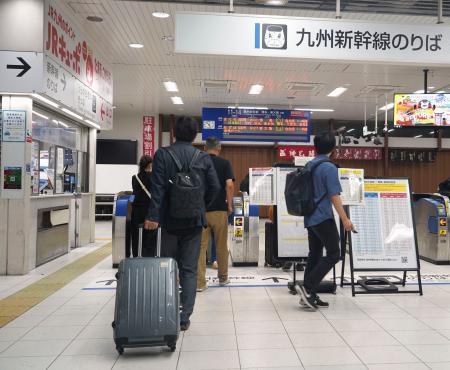 　熊本-鹿児島中央間の運行が再開された九州新幹線を利用する人たち＝１４日午前、ＪＲ鹿児島中央駅