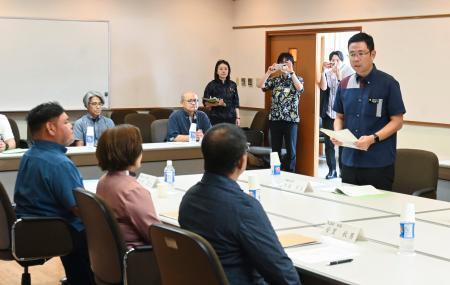 　米軍普天間飛行場の移設工事現場に近い地域の区長らと面会する沖縄県の古謝玄太知事（右端）＝１７日午前、沖縄県名護市辺野古