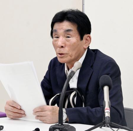 　福岡県議会の金銭授受疑惑に関し、記者会見する新村雅彦元県議＝２３日午前、福岡県庁