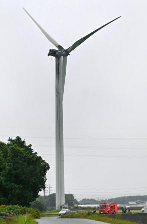 燃えていると通報があった風車=24日午後、鳥取県琴浦町