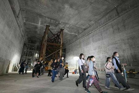 　建設が進むリニア中央新幹線の神奈川県駅（仮称）の工事現場を見学する地元の子どもたち＝２４日午前、相模原市