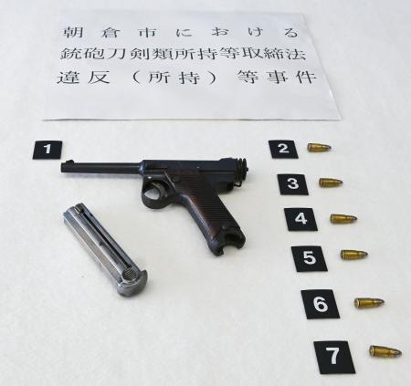 　押収された旧日本軍の拳銃と実弾＝２８日午後、福岡県警朝倉署