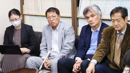 　名張毒ぶどう酒事件の第１１次再審請求を巡り、記者会見する弁護団＝２８日午後、名古屋市
