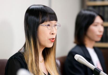 　判決後、記者会見する李琴峰さん＝２９日午後、東京・霞が関の司法記者クラブ