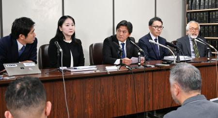 　東京地裁での口頭弁論後、記者会見する原告ら＝３０日午前、東京・霞が関の司法記者クラブ