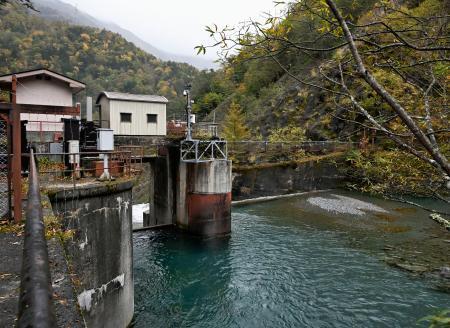 　大井川（下）から田代ダムへの取水を抑制する装置＝３０日午後、静岡市