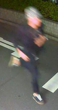 　防犯カメラに写る「中野ブロードウェイ」から逃走している男とみられる人物＝１０月２９日午後７時５５分ごろ、東京・中野