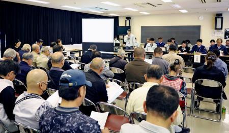 　台風２５号で印旛沼の堤防が決壊し、農地が浸水した農業従事者を対象に初めて開かれた説明会＝３１日午前、千葉県成田市