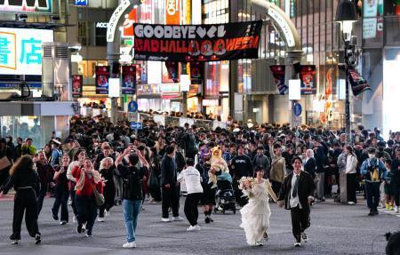 　東京・渋谷のスクランブル交差点を行き交う人たち＝３１日夜