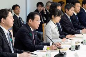 　「孤独・孤立対策推進本部」の初会合であいさつする岸田首相（左から２人目）＝１９日午前、首相官邸