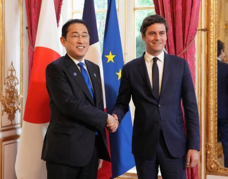 日仏関係「飛躍的強化を」　首相、アタル氏と初会談
