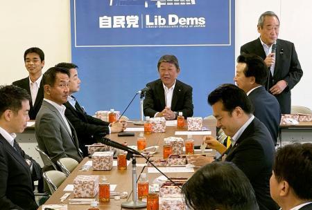 　自民党中堅議員の会合に出席した茂木幹事長（中央）＝１９日正午ごろ、東京・永田町の党本部