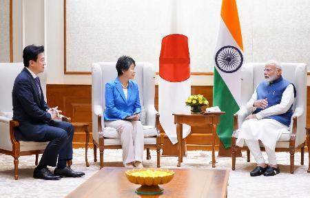 　インドのモディ首相（右）と会談する上川外相（中央）と木原防衛相＝１９日、ニューデリー（外務省提供・共同）