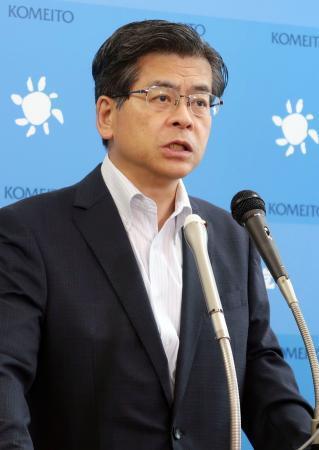 　記者会見する公明党の石井幹事長＝２３日午前、国会