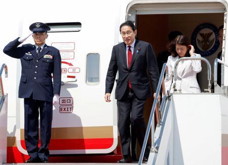 　韓国訪問から帰国した岸田首相。右隣は妻裕子さん＝７日午後、羽田空港