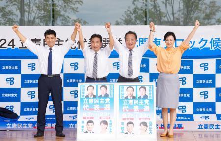 　立憲民主党代表選の立会演説会で手を取り合う（左から）泉代表、枝野前代表、野田元首相、吉田晴美衆院議員＝１５日午後、宇都宮市