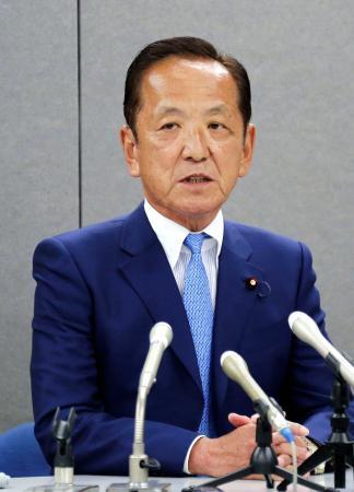 　記者会見で政界引退を表明する立憲民主党の中村元建設相＝２４日午前、水戸市