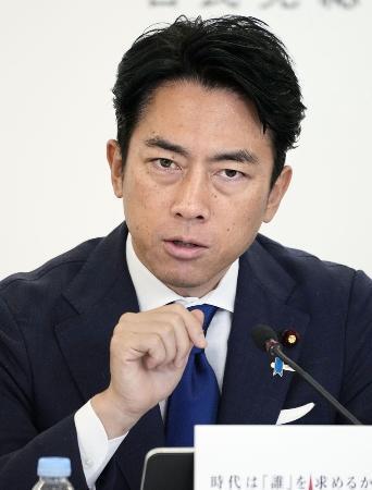 　自民党総裁選の政策討論会で発言する小泉元環境相＝２４日、東京・永田町の党本部