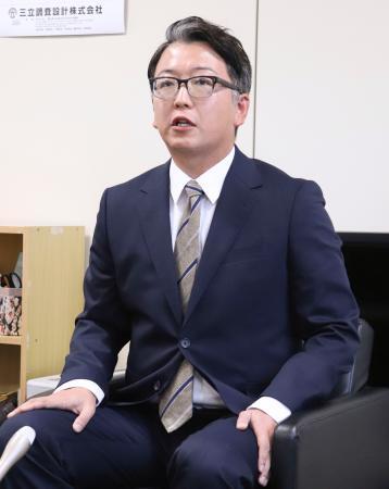 　記者会見で次期衆院選への出馬を表明した中村喜四郎氏の長男勇太氏＝２６日午後、茨城県古河市